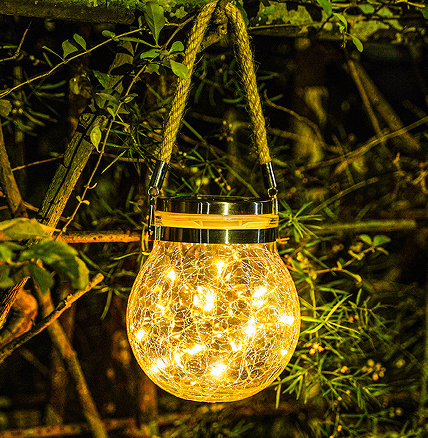 Labi izmantojiet ar saules enerģiju darbināmas lampas, lai radītu siltu un mājīgu atmosfēru uz balkona.