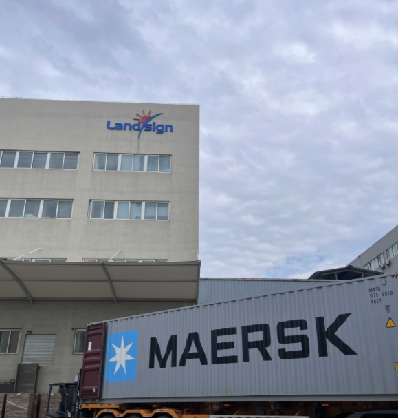 Agrā rīta konteineru iekraušana un sūtīšana sākas Landsign