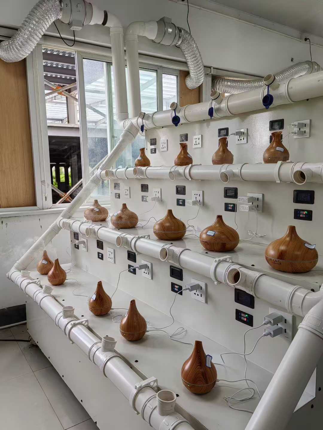 Notiek koka aromāta difuzora novecošanas pārbaude