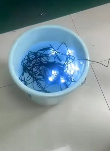 Klāja spuldzēm tiek veikta ūdensizturības pārbaude, iegremdējot ūdenī